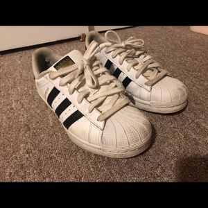 Shell toe adidas black and white classics